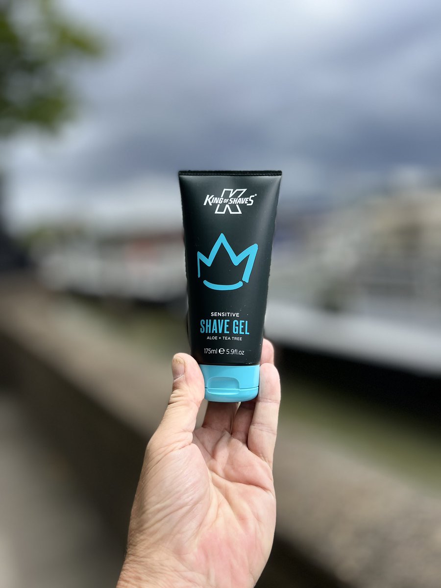 iamWilliamKing's tweet photo. Team have delivered at @KingofShaves Check out our #ReWording new look 😍
Recycled tube (PCR) outside ✅
Reformulated 95% natural inside ✅
Restyled design, "98% of 440 Millennials, Gen-Z surveyed LOVED the classy new look" ✅
The OG of Sensitive Shaving Gels is Reborn 👑👌🏻 https://t.co/4zuUgwCfA7
