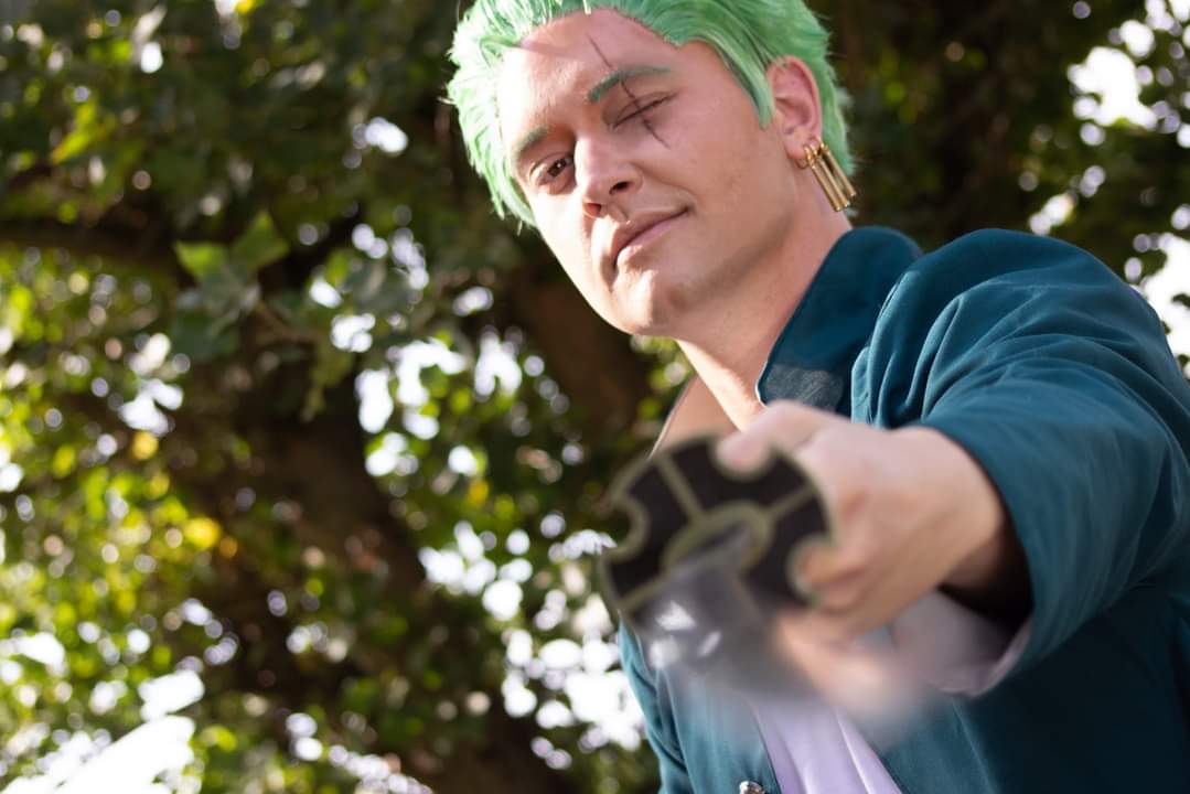 Zorro 

Im Alter von 19 Jahren traf er auf den Piraten Monkey D. Ruffy, welcher ihn vor seiner Hinrichtung rettete und dessen neugegründeter Piratenbande er als Gegenleistung beitrat. Er war das erste neue Mitglied.

Gespielt wird Zorro von Bench.