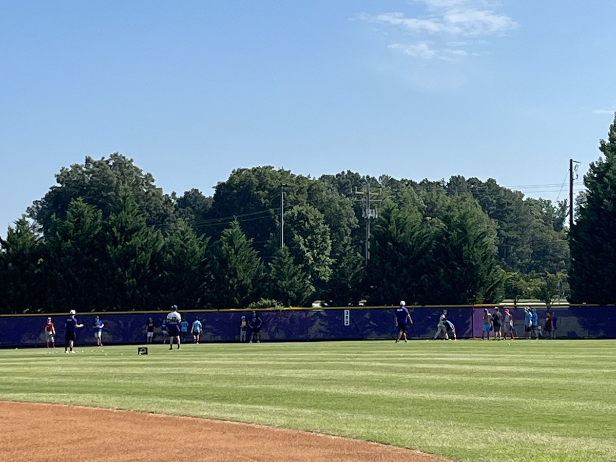 Diamond_Hawks's tweet image. Great first day of Nighthawk Baseball Camp! 96 little Nighthawks worked hard today!