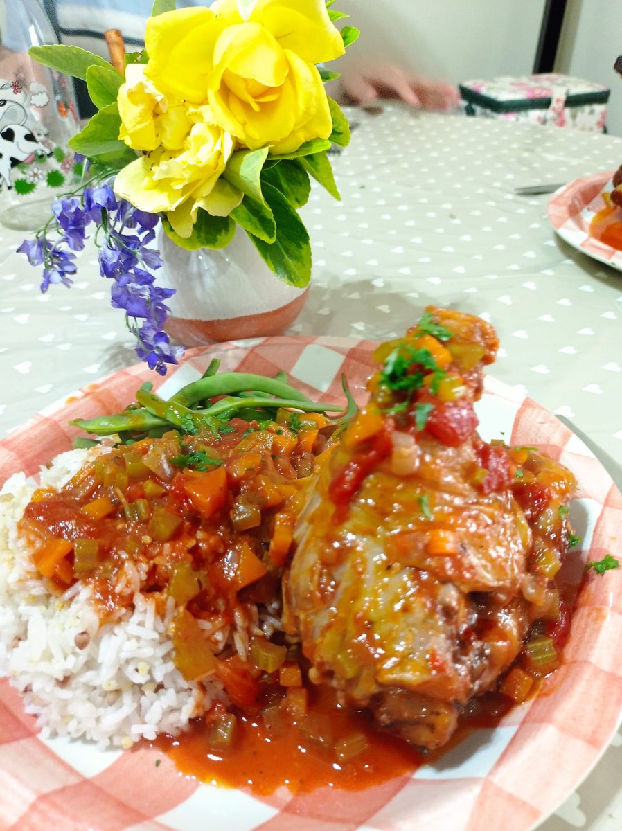 thespoony2012's tweet photo. 3 hours slow roast lamb shanks in red wine, rice and green beans from the garden. #meltinthemouth #fallingoffthebone https://t.co/logPt5KNJT