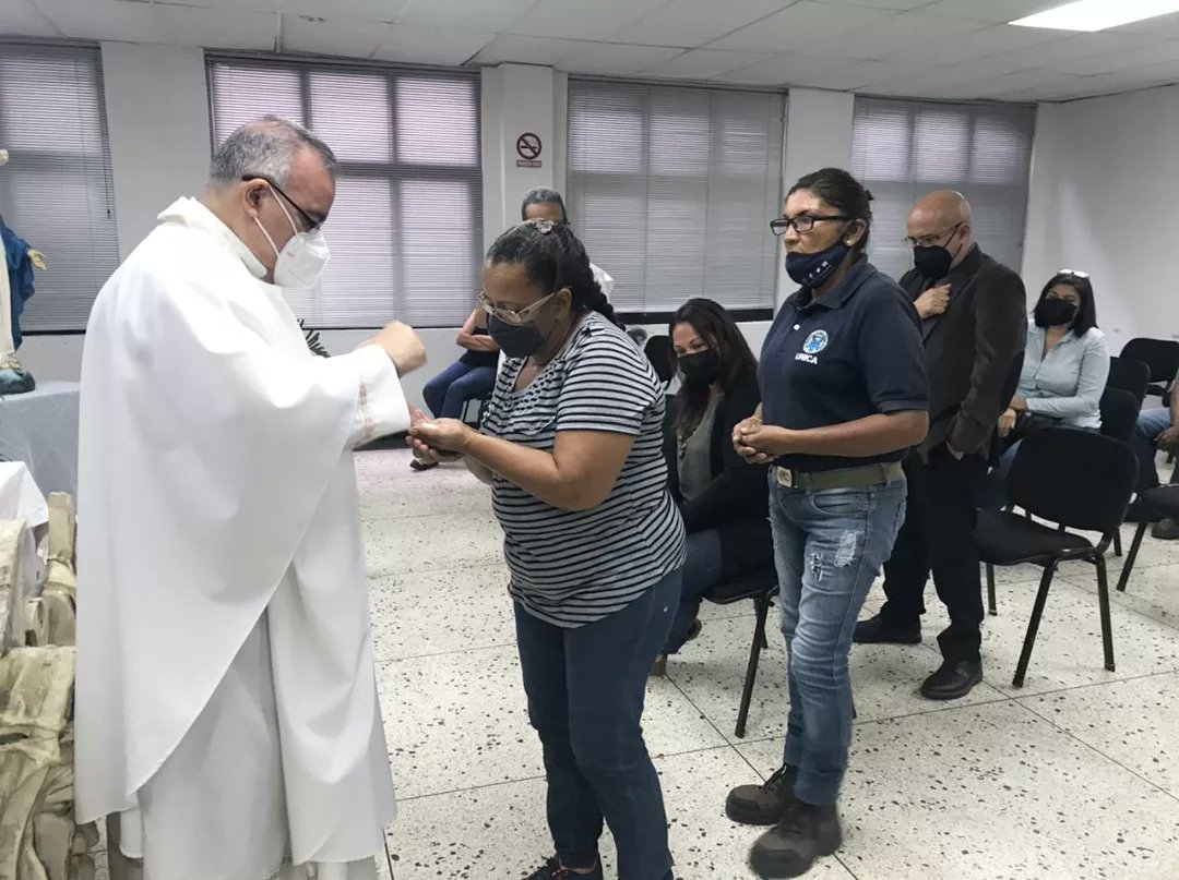 UNICAeduve's tweet photo. #ENFOTOS | CELEBRACIÓN EUCARÍSTICA.
Con motivo del 42º Aniversario de Ordenación Sacerdotal del Pbro. Dr. Eduardo Ortigoza.
#RectorUNICA
¡Agradecemos sus años de servicio al señor y oramos por nuestra Iglesia Zuliana!
.
.
Somos #LaCatólicaDeMaracaibo https://t.co/3Eu9fs4gEe