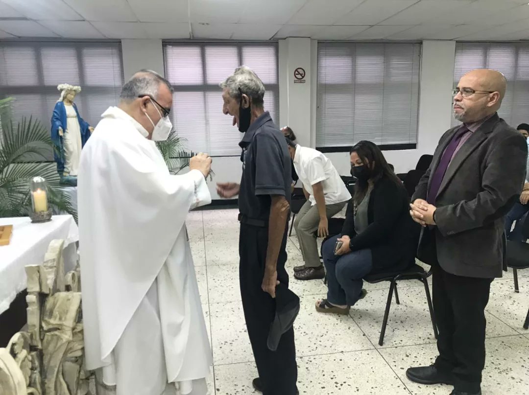 UNICAeduve's tweet photo. #ENFOTOS | CELEBRACIÓN EUCARÍSTICA.
Con motivo del 42º Aniversario de Ordenación Sacerdotal del Pbro. Dr. Eduardo Ortigoza.
#RectorUNICA
¡Agradecemos sus años de servicio al señor y oramos por nuestra Iglesia Zuliana!
.
.
Somos #LaCatólicaDeMaracaibo https://t.co/3Eu9fs4gEe
