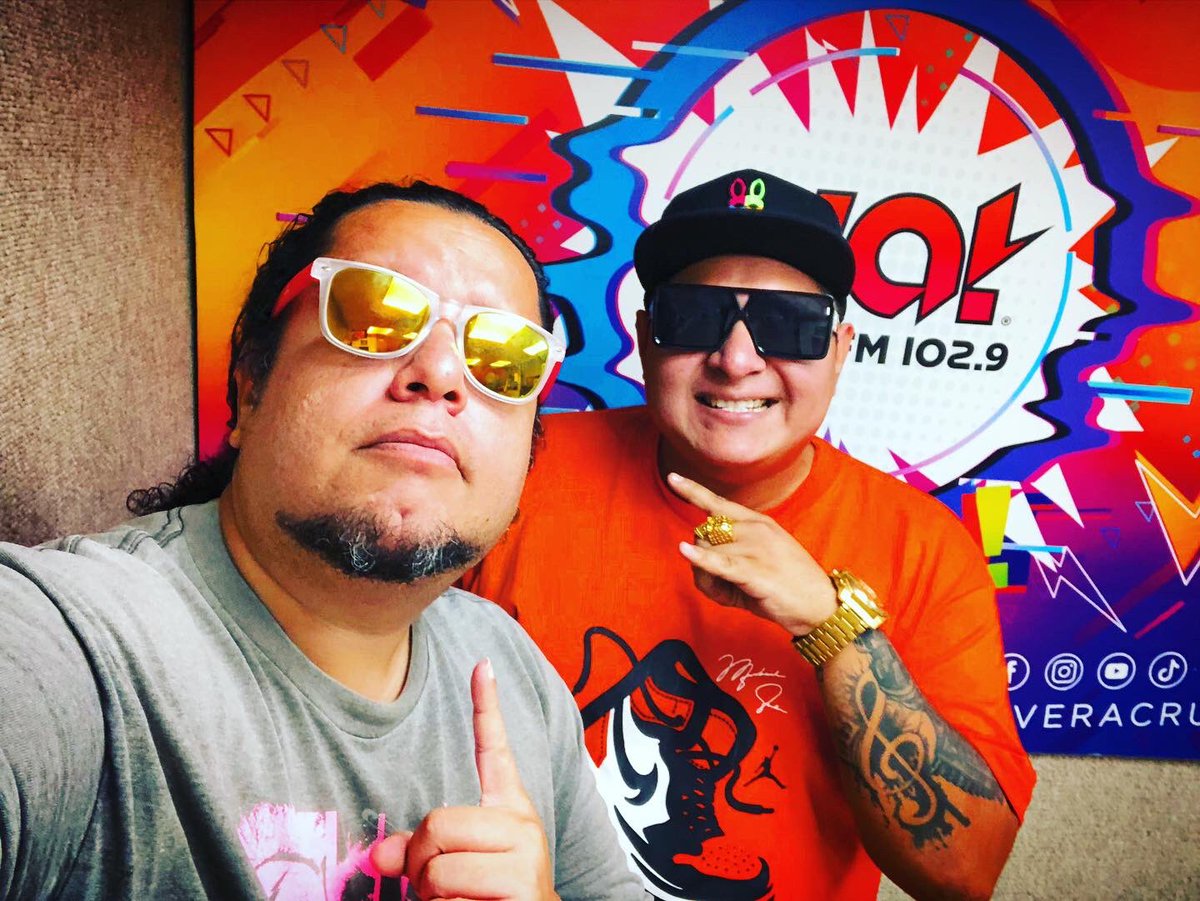 yafmveracruz's tweet photo. En cabina con @lord_byron82 talento jarocho #DJRambon platicando de su experiencia trabajando con @ADELAREGUERA #ANALaSerie #Talento #Veracruz #Representando #FeelTheMusic #DJRambon #ByronLocutor https://t.co/R8d5qt82Nz