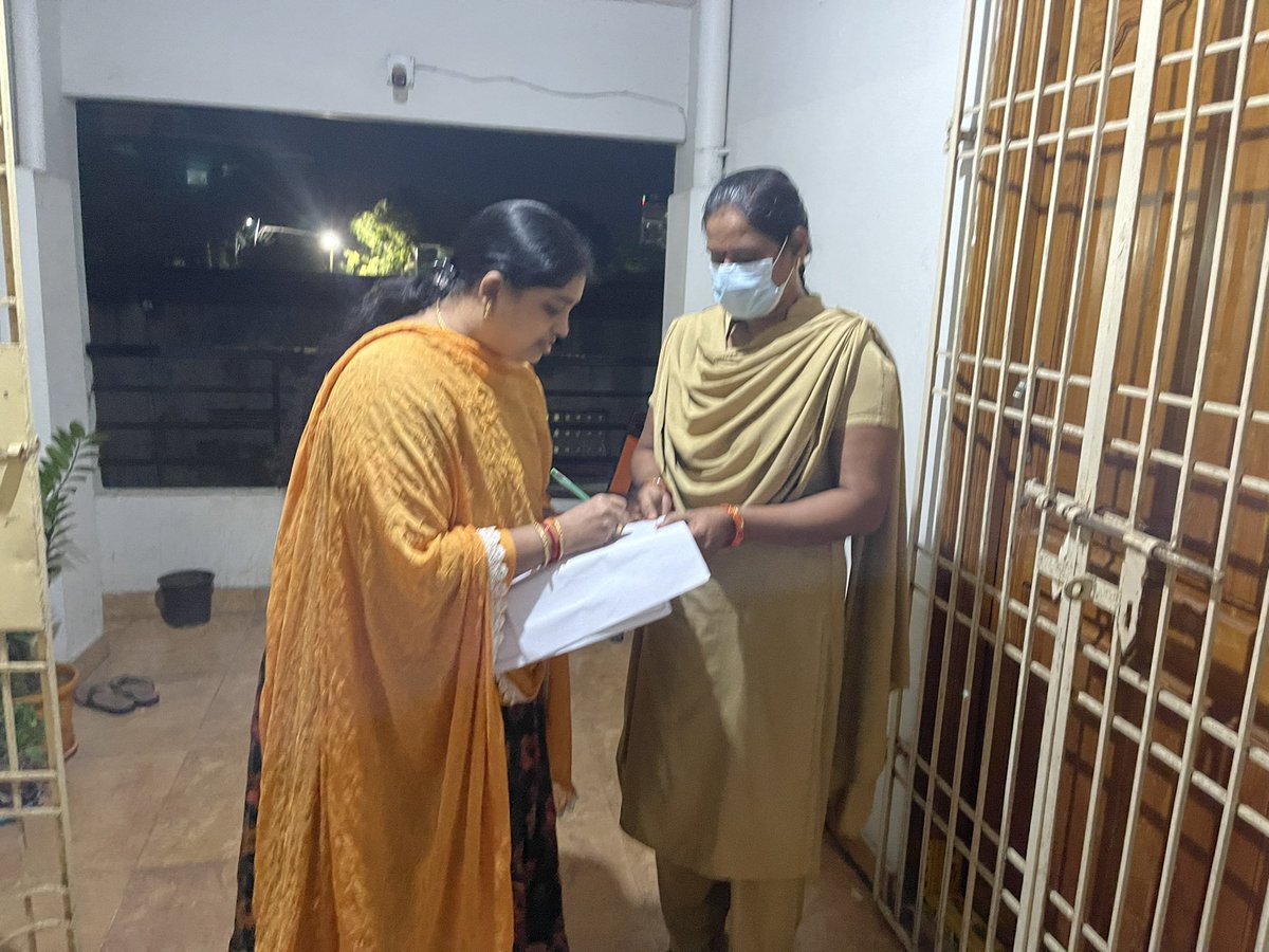 GantaSwarupa's tweet photo. విజ్ఞాపన పత్రం ఇవ్వడానికి పెర్మిషన్ ఇవ్వరు ?? 

అదేం అని నిలదీస్తే నోటీసులు , అక్రమ అరెస్ట్ లు … 

ఇదీ ఈ ప్రభుత్వం తీరు !!!! https://t.co/xMRgdUWU1N