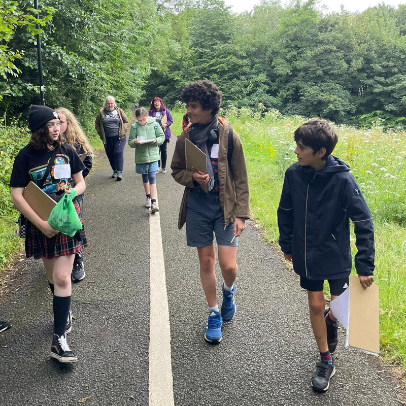 Escape2Make's tweet photo. Day 1 FREE #bannermaking #greenfestival workshops
Artist #christinestanford took the young people on a site visit to Scotch Quarry - the setting 4 the festival 27th August #savethedate
They researched & planned 4 their eye catching banners that'ill be displayed at the event! https://t.co/PfI4TtHygx