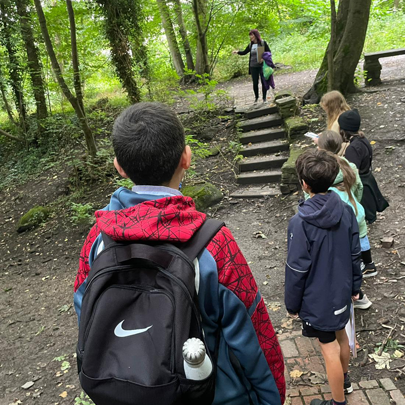 Escape2Make's tweet photo. Day 1 FREE #bannermaking #greenfestival workshops
Artist #christinestanford took the young people on a site visit to Scotch Quarry - the setting 4 the festival 27th August #savethedate
They researched & planned 4 their eye catching banners that'ill be displayed at the event! https://t.co/PfI4TtHygx