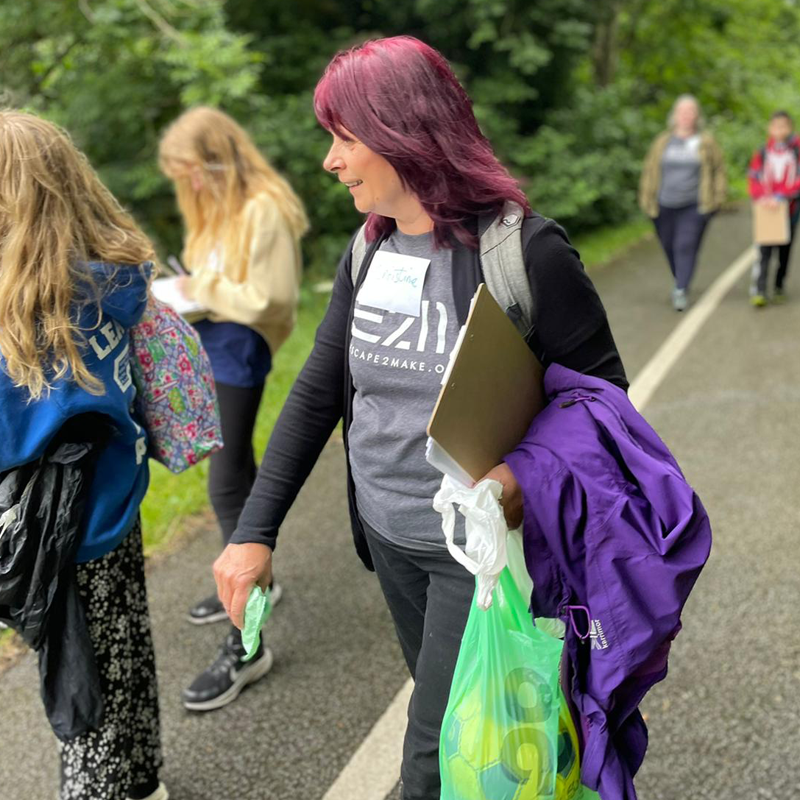 Escape2Make's tweet photo. Day 1 FREE #bannermaking #greenfestival workshops
Artist #christinestanford took the young people on a site visit to Scotch Quarry - the setting 4 the festival 27th August #savethedate
They researched & planned 4 their eye catching banners that'ill be displayed at the event! https://t.co/PfI4TtHygx