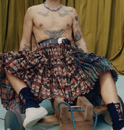 HSFEATURES's tweet image. “Fill up your own cup and let them fall in love with the overflow”- Harry Styles.