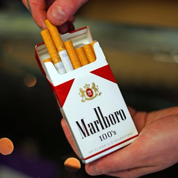 Marlboro'yu üreten Philip Morris astım hastaları için inhaler üreten Vectura'yı 1 milyar sterline satın aldı.
Yani artık Philip Morris sadece sigara içen insanlardan değil sigaranın hasta ettikleri insanlardan da para kazanabilecek.
Vahşi kapitalizm nedir? Tam da budur. +++