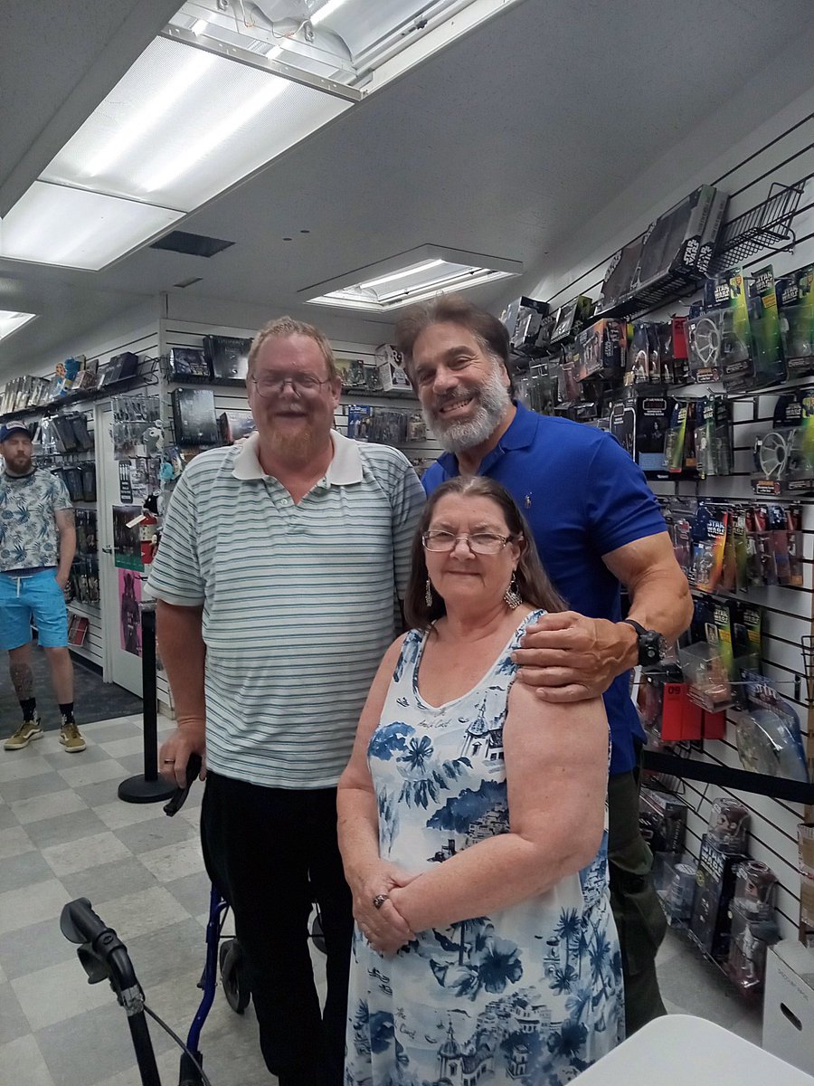 DeepGeek's tweet image. On Saturday I met Lou Ferrigno. Again. 
19 years ago he signed his book for me. 
And he signed it again.