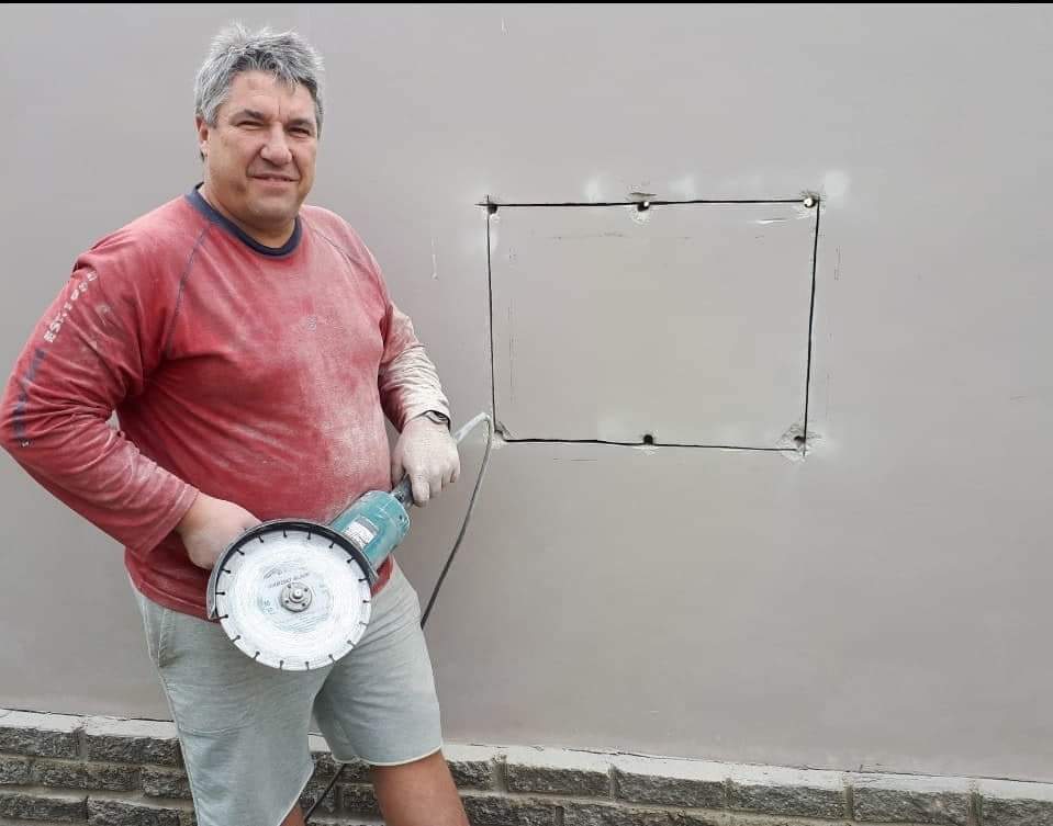 AfricaFactsZone's tweet image. Baby deposit box saving the lives of unwanted babies in Namibia

A couple from Swakopmund Namibia, Ronel and Dick Peters constructed it in the boundary wall of their home, and urge mothers to place their babies in the box instead of dumping them. 

It has saved 7 babies so far.