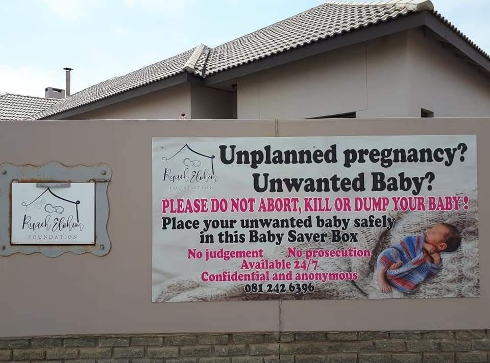 AfricaFactsZone's tweet image. Baby deposit box saving the lives of unwanted babies in Namibia

A couple from Swakopmund Namibia, Ronel and Dick Peters constructed it in the boundary wall of their home, and urge mothers to place their babies in the box instead of dumping them. 

It has saved 7 babies so far.