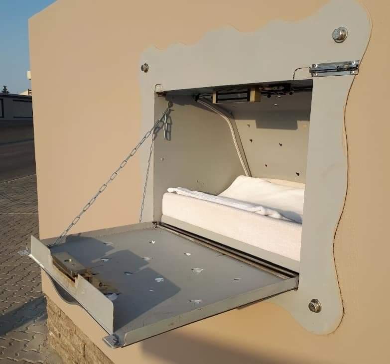 AfricaFactsZone's tweet image. Baby deposit box saving the lives of unwanted babies in Namibia

A couple from Swakopmund Namibia, Ronel and Dick Peters constructed it in the boundary wall of their home, and urge mothers to place their babies in the box instead of dumping them. 

It has saved 7 babies so far.
