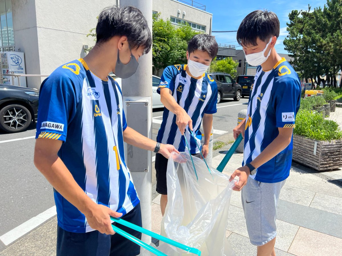 ensmfc_official's tweet photo. 🔵選手主導ビーチクリーンを実施🟡

7月23日、24日の2日間に渡り、男女チームの選手スタッフそれぞれがサポーターの皆様と力を合わせて、江の島周辺の清掃活動を行いました🙌

これからも、毎月行っていく地域活動を通してたくさんの皆様とお会いできることを楽しみにしております🏝 https://t.co/cNxIIMPdPn