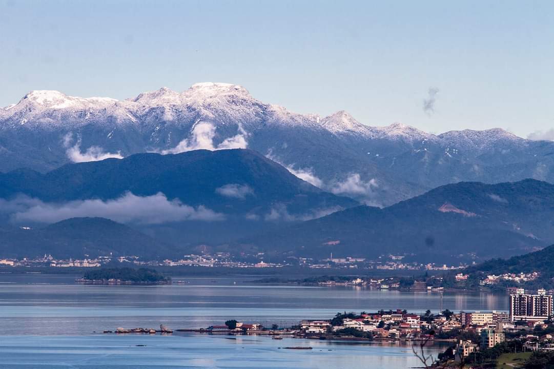 carlaayres's tweet image. Hoje faz 9 anos que a Grande Florianópolis acordou com neve no Cambirela. Onde você estava no dia 23 de julho de 2013?