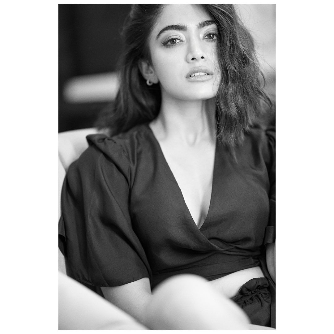 iamRashmika's tweet photo. Something magical for you today ✨🎬🖤

📸: @avigowariker https://t.co/DakCQRhZMx