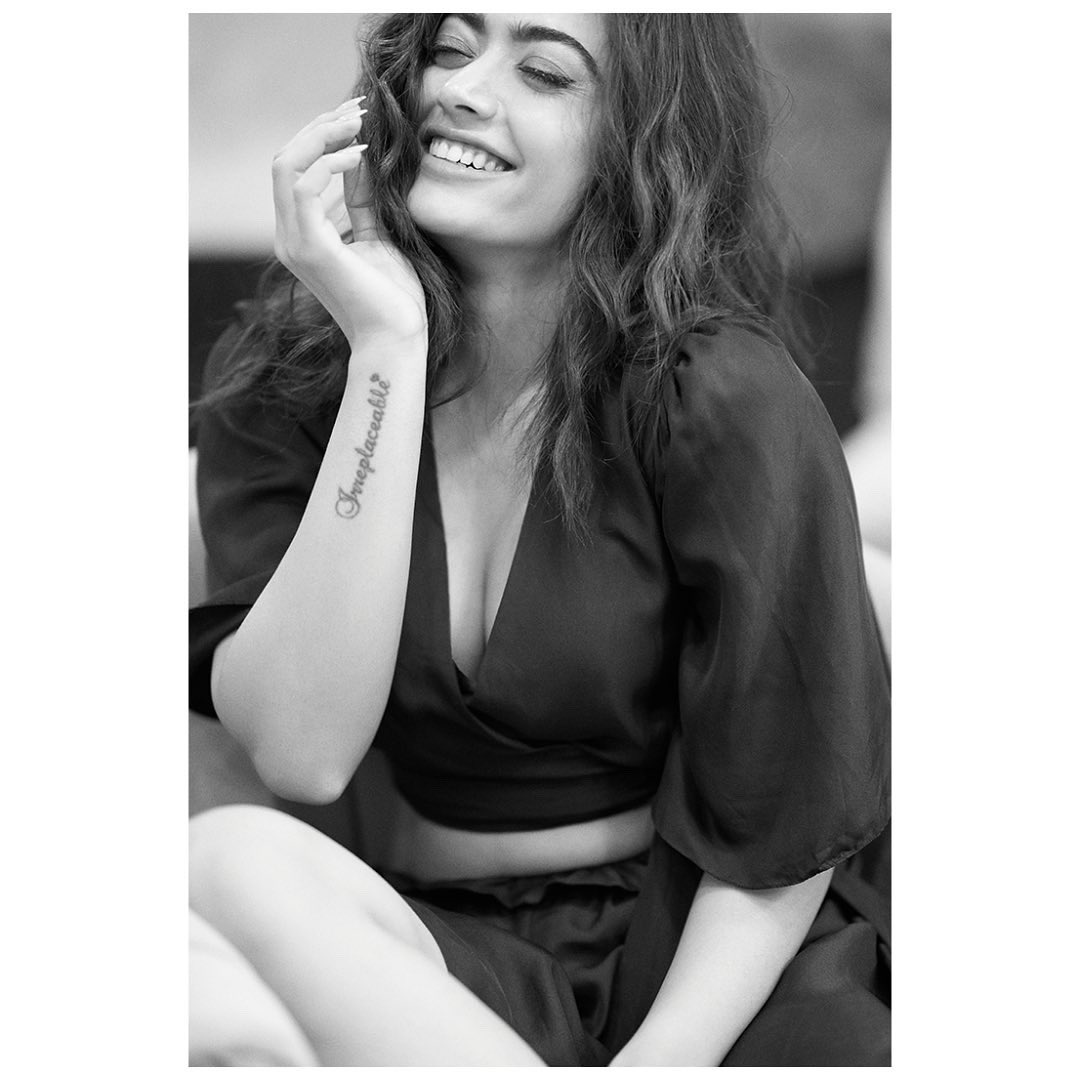 iamRashmika's tweet photo. Something magical for you today ✨🎬🖤

📸: @avigowariker https://t.co/DakCQRhZMx