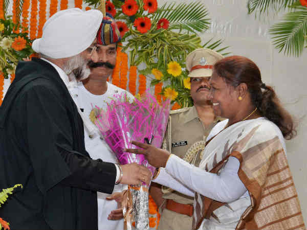SheThePeople's tweet photo. #DroupadiMurmu took the oath of office to become India’s fifteenth president. She admitted her Santhali name is Puti and that a teacher had “for good” altered it to Droupadi.
And this is President Droupadi Murmu’s Real Name: https://t.co/FOYSA1mZLi https://t.co/l0gVgEO19i