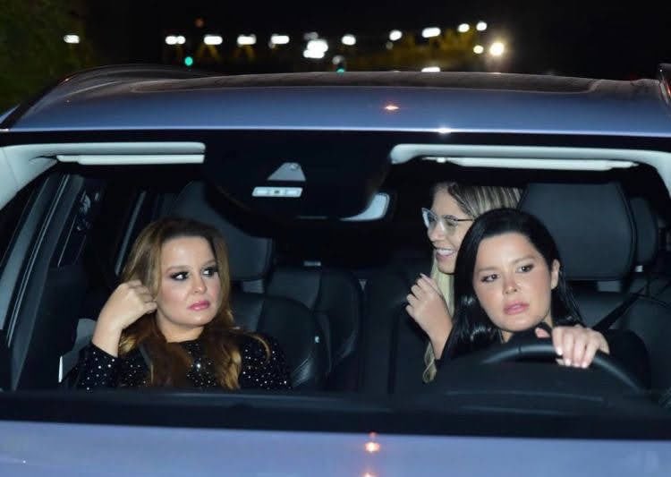 meldasgemeas's tweet photo. “Não Maraisaaaann,vamo po motellll, não tem nada a ver ” “E cê vai dirigindoo” ela faz o marketing dela KKKKKKKKKKKKKK e foi assim q surgiu “Marília Mendonça e Maiara e Maraisa são flagradas entrando em um  motel” https://t.co/1S0HxlyLmm