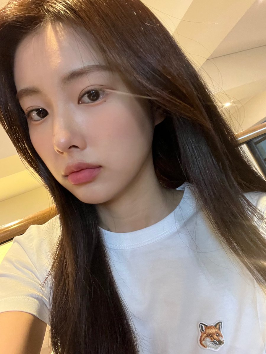shegalore's tweet photo. only hyewon's bubble pics that can get my life going atm https://t.co/sNyo8P974i