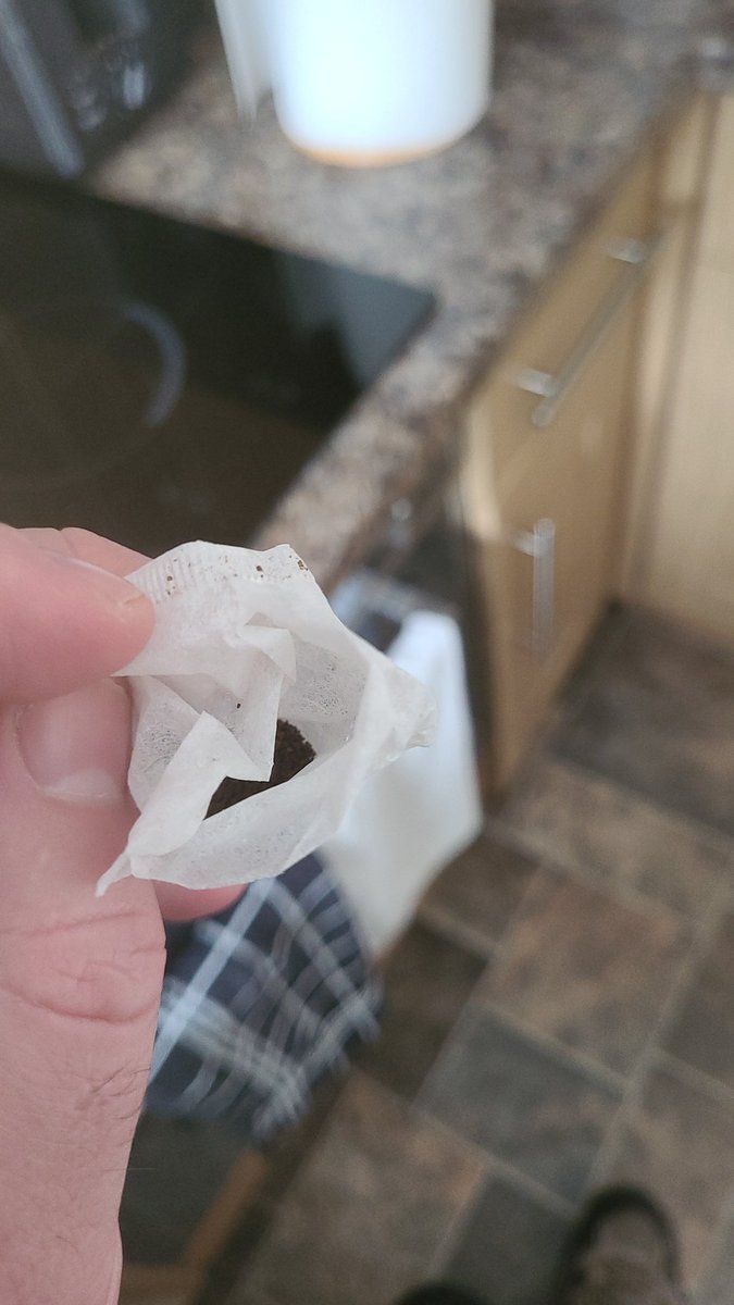 JohnRead28's tweet photo. @PGtips very disappointed that having bought a box of 240 pyramid bags, around half seem as though they've never actually been sealed. Tea everywhere and a complete waste of money. https://t.co/V8UzHmMIx5