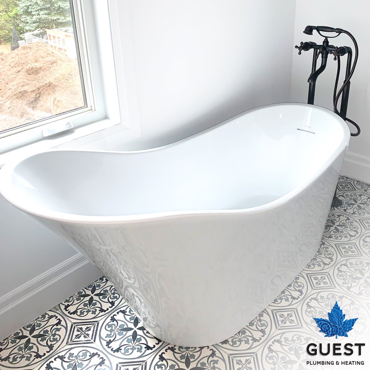 Besides some outdoor summer activities like golfing, hiking or cycling, having time to unwind to prepare for a new week is also necessary. This peanut-shaped freestanding tub certainly could help us attain that goal. 
#summer #summer2022 #bathroom #bathroomideas #freestandingtub