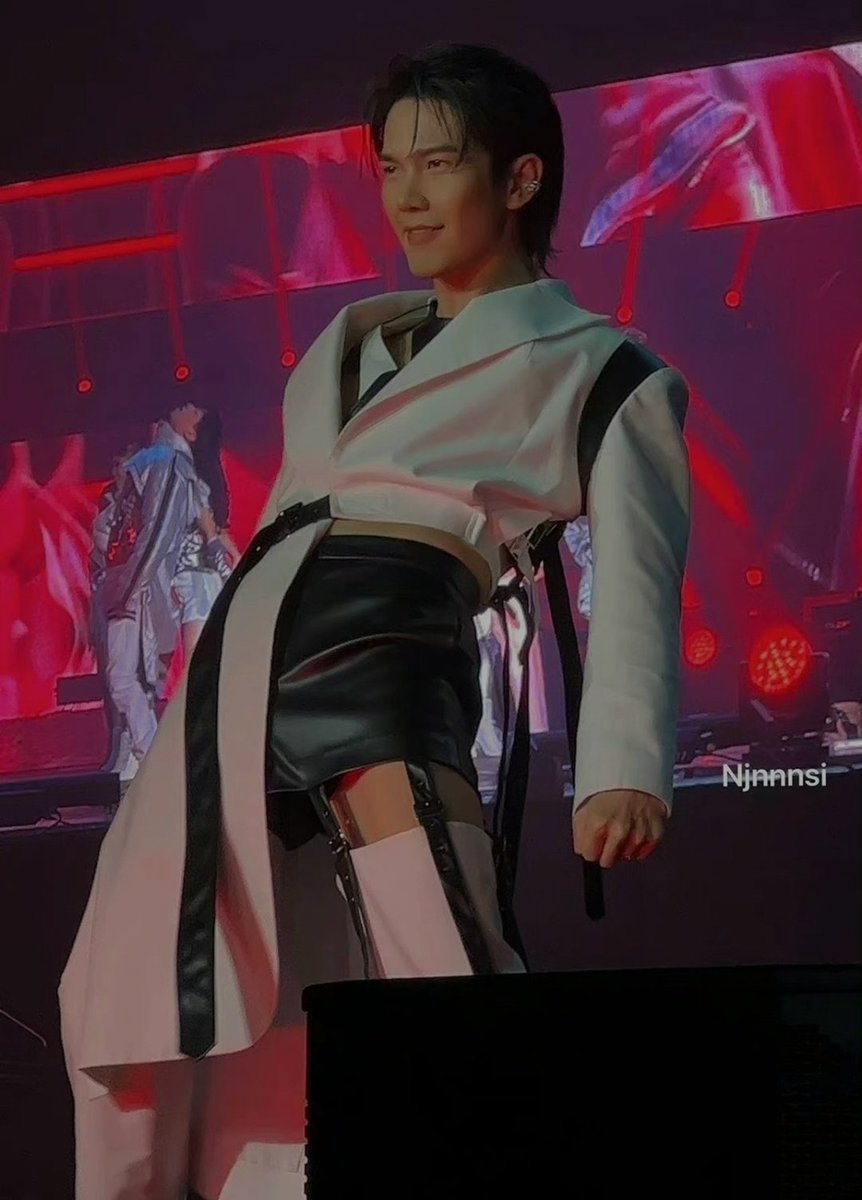IM ABOUT TO JUMP INTO THE SCREEN