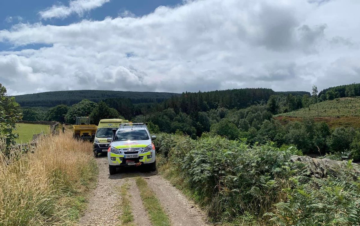 HVMRT's tweet image. At lunch time today @HVMRT were requested to assist @YorksAmbulance with a male casualty near the #HadeEdge #Holmfirth area. After a quick stretcher he is on his way to the hospital to receive further care.