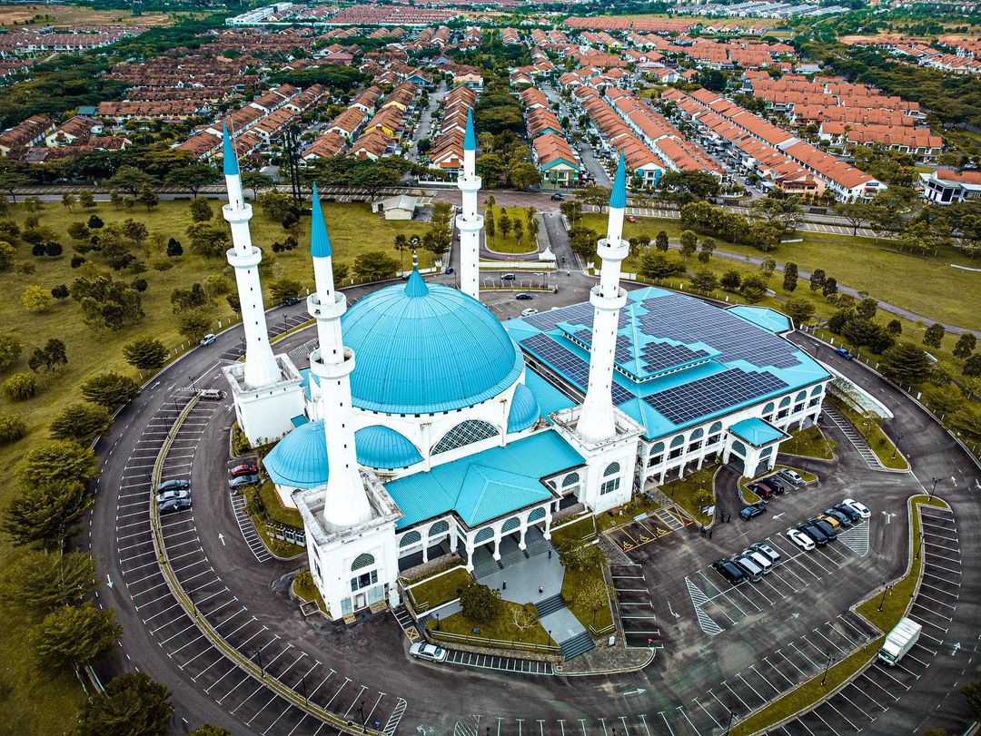 TourismMalaysia's tweet photo. Awe-inspiring blend of architecture and surrounding greeneries.

📍 Sultan Iskandar Mosque, Johor Bahru
📸 IG: @edwardng.raw

#MalaysiaTrulyAsia #Johor #drone #photography #architecture #building https://t.co/PJsFPw5QfD