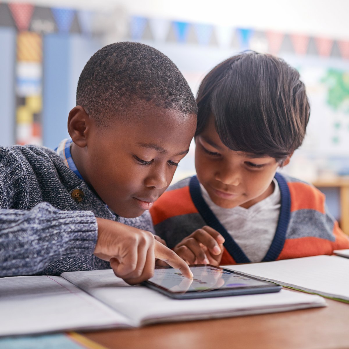 BarronHalima's tweet photo. When @JVianaEdD asked how to make the #scienceofreading work for #EmergentBilinguals, he didn’t expect to spark a national conversation about #literacy equity with hundreds of experts chiming in.

Check out our blog to learn more. https://t.co/x8AxoHArMk #edtech https://t.co/Rj58NYqauE