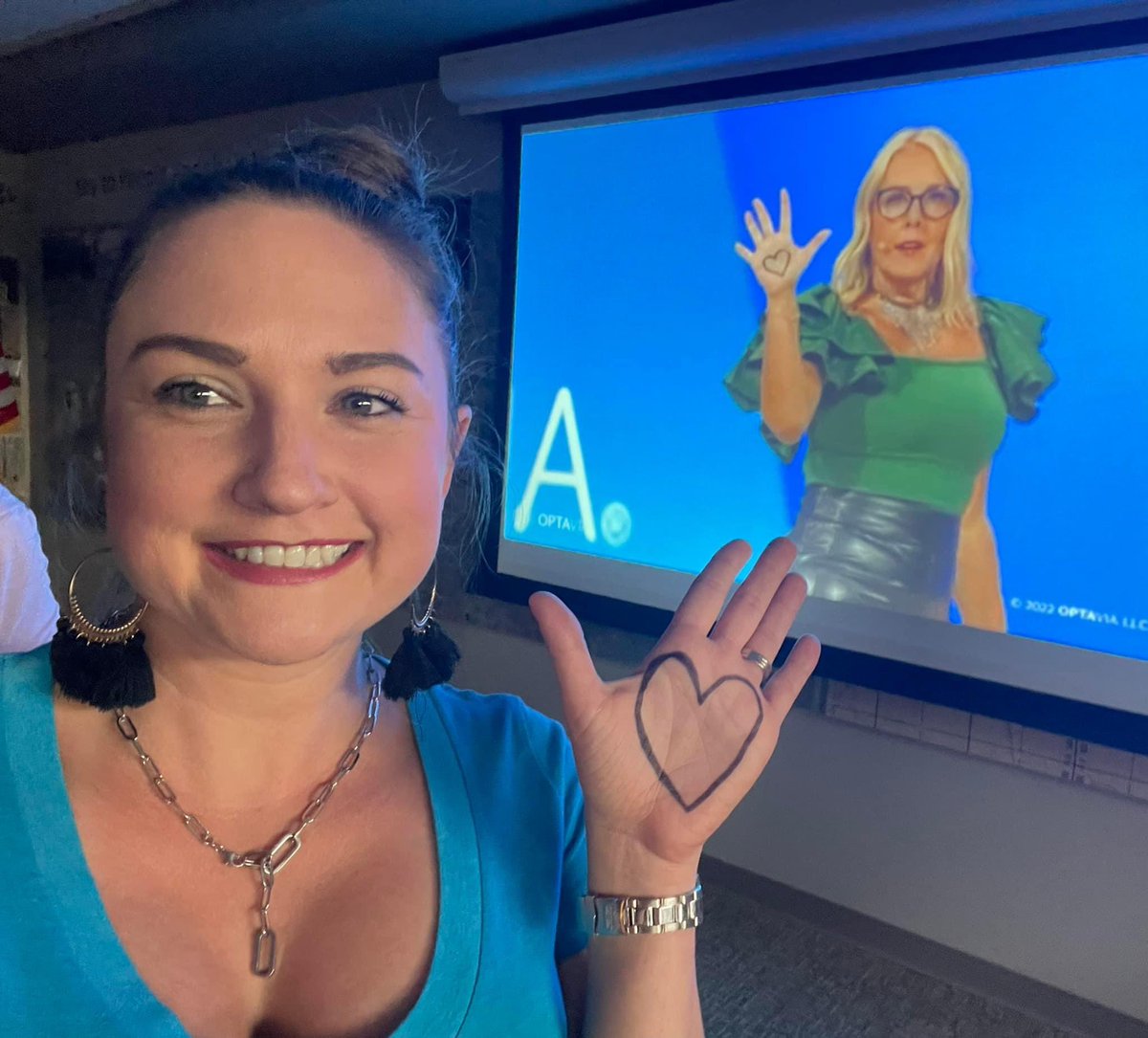 Lisa_Wieringa16's tweet photo. “Be willing to risk the life you’re living to create the life that you’re capable of.” 
#JustLoveThePeople 💚
@crazymamatraci = inspiration! She leads with 💛 She’s our fierce mentor of the #DILIH crew, speaking in front of 17k people at convention 2022
#FOMO #Optavia https://t.co/c2FUlt5aiF