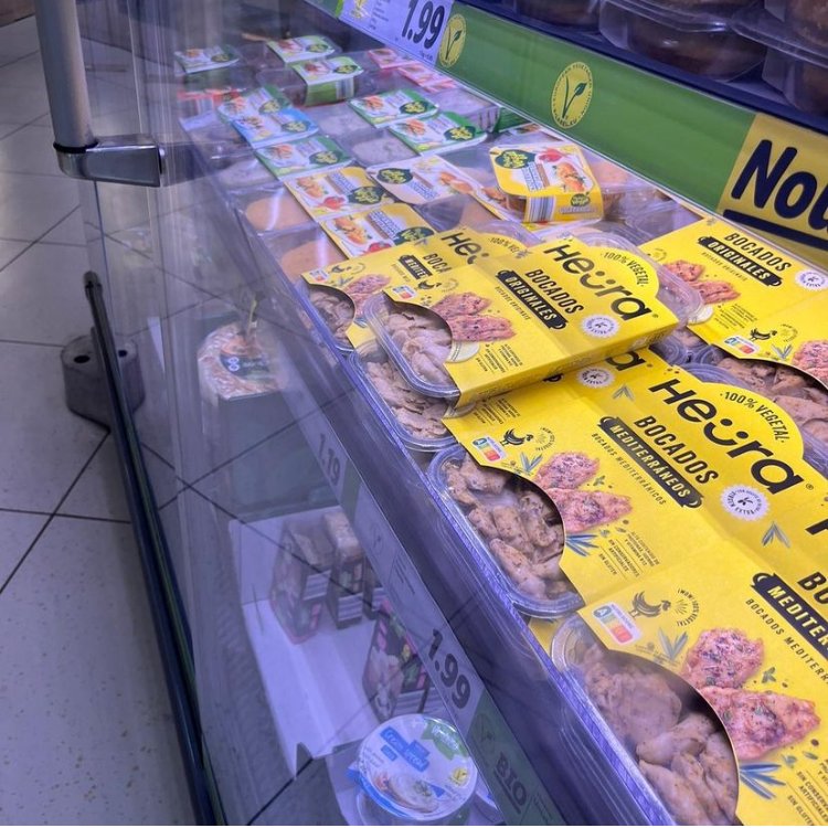 HeuraFoods's tweet image. Si este tuit llega a 10.000 likes sorteamos 10 kg de Heura. Las zapatillas sólo las ponemos como reclamo, pero si @lidlespana se anima no diremos que no.