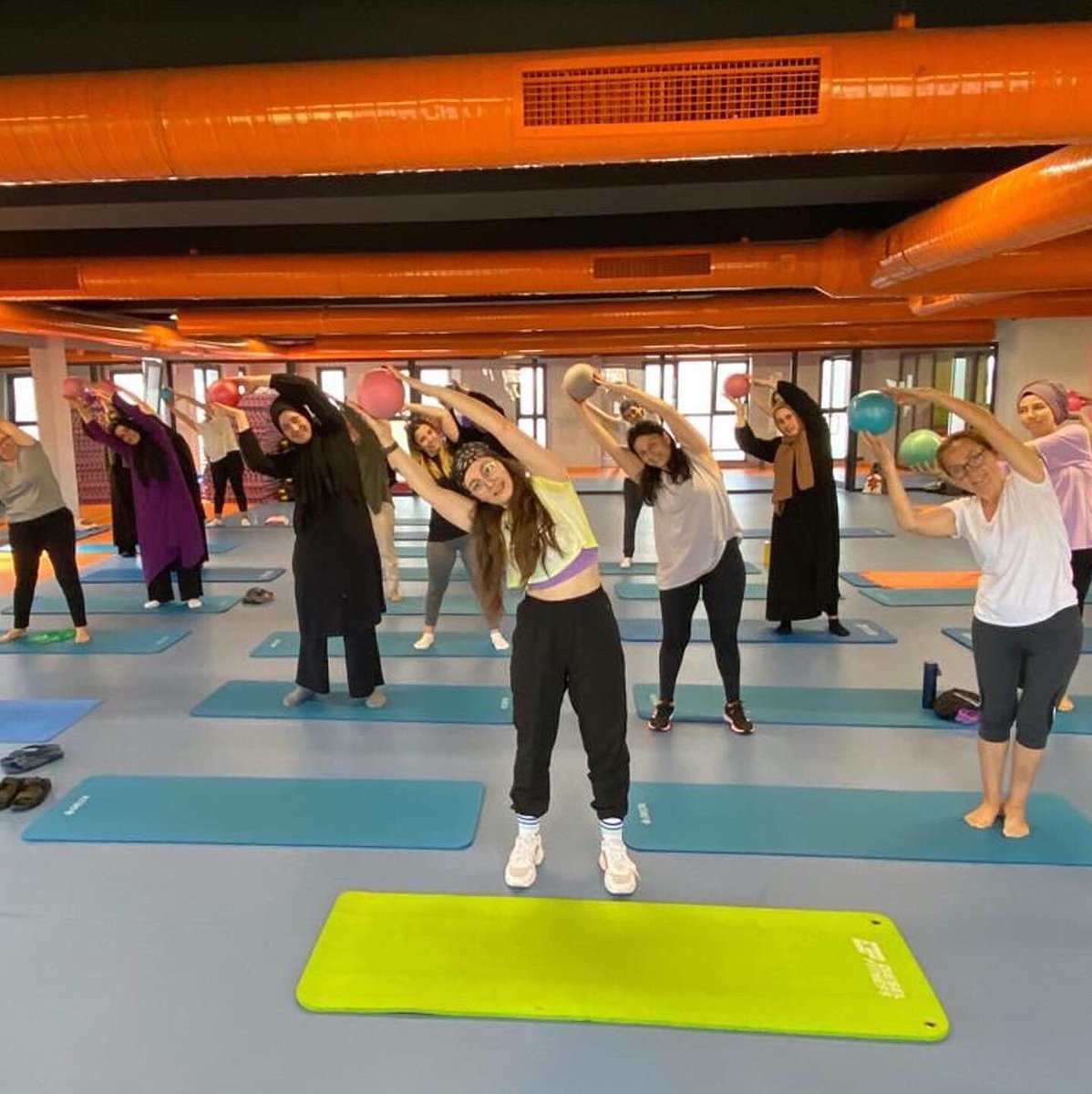 Pozitif enerjilerimizi sizlere gönderiyoruz! 😍 Kadın spor merkezlerimiz, kadınlarımıza bütün spor imkanlarını sağlamak için çalışmaktadır. #beykozdasporçokgüzel