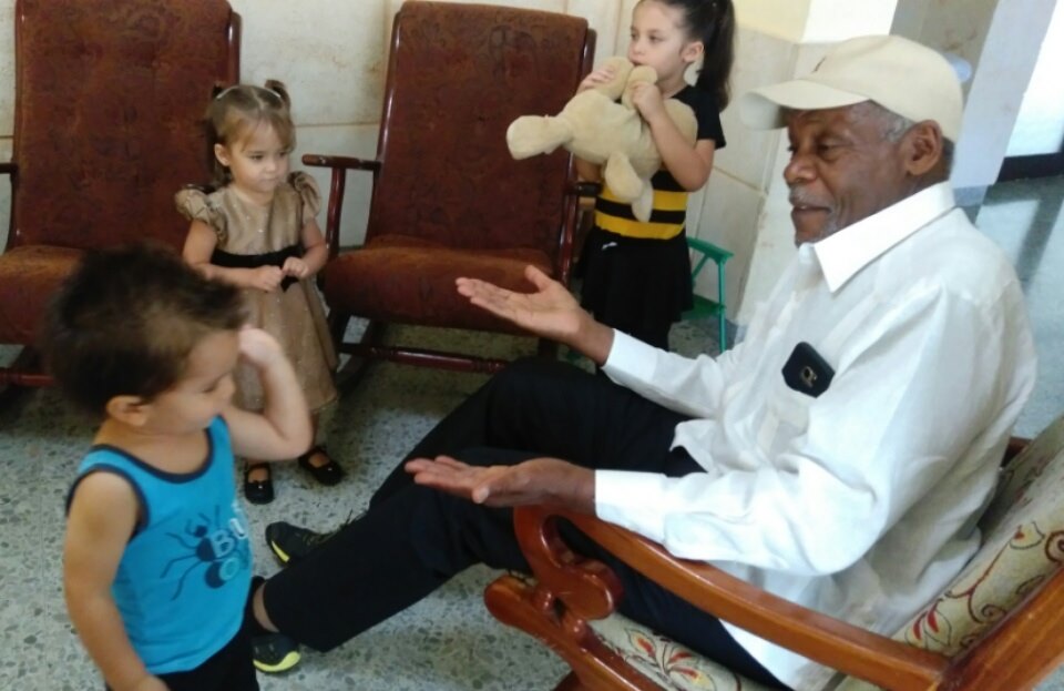 El 22 de julio cumplió años este gran amigo de la Revolución cubana que nunca ha vacilado en defender las causas que considera justas, sin temor a las presiones o al chantaje de nadie. Talento y corazón le sobran para eso. ¡Felicidades querido hermano Danny Glover! #Cuba #CDRCuba