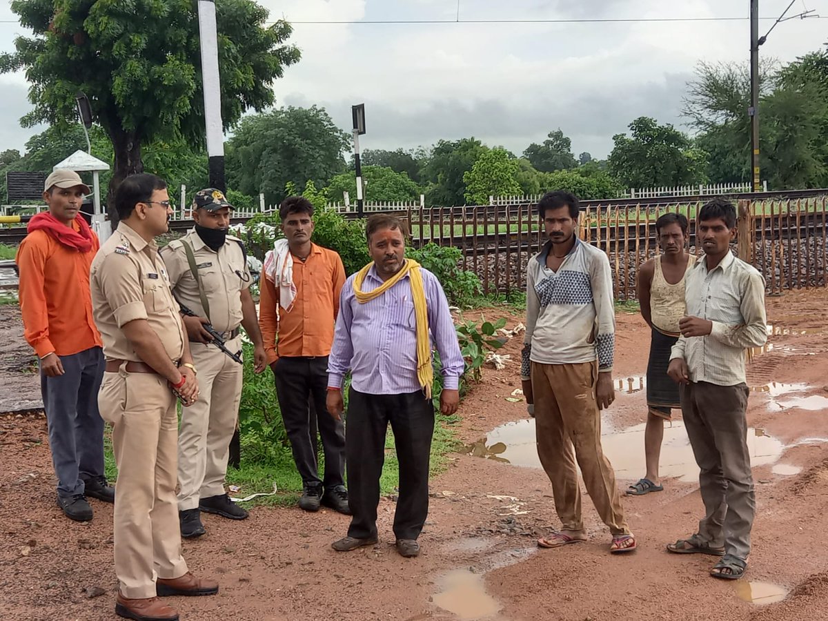 rpfncrjhs's tweet photo. दिनांक 24.07.2022 को RPF पोस्ट ललितपुर(झॉसी मण्डल) द्वारा ''आपरेशन जन-जागरण'' के तहत रेल लाईन के पास स्थित गॉवों में जाकर ग्राम प्रधान के समक्ष ग्रामवासियों को ट्रेन पर पत्थर ना मारने/फेंकने से होने वाले जान-माल के नुकसान से अवगत कराते हुये जागरूक किया गया।
@RPF_INDIA @rpfncr https://t.co/HPuIIBTw9J