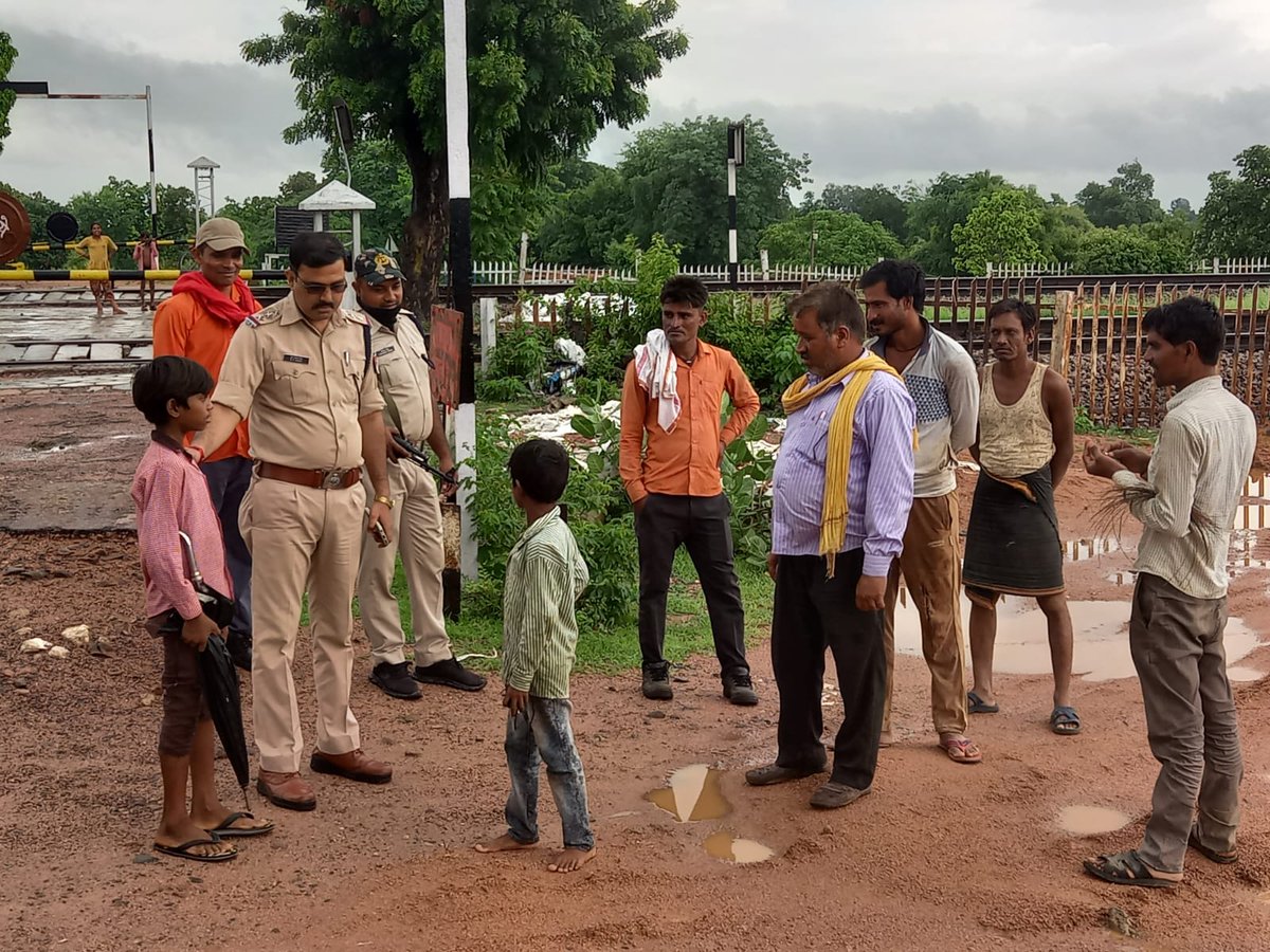 rpfncrjhs's tweet photo. दिनांक 24.07.2022 को RPF पोस्ट ललितपुर(झॉसी मण्डल) द्वारा ''आपरेशन जन-जागरण'' के तहत रेल लाईन के पास स्थित गॉवों में जाकर ग्राम प्रधान के समक्ष ग्रामवासियों को ट्रेन पर पत्थर ना मारने/फेंकने से होने वाले जान-माल के नुकसान से अवगत कराते हुये जागरूक किया गया।
@RPF_INDIA @rpfncr https://t.co/HPuIIBTw9J