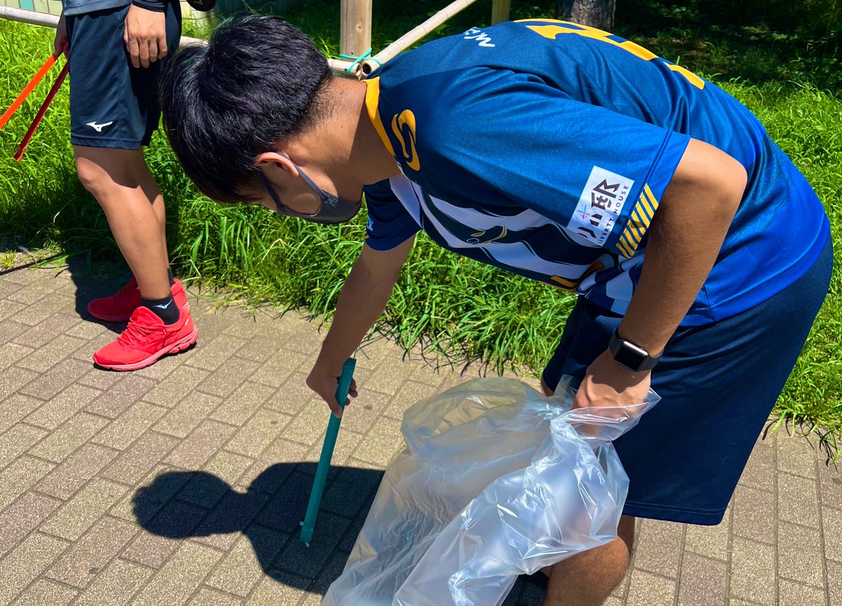 7mahocheru's tweet photo. 江の島FCビーチクリーン🏖🧹

ご協力していただいたサポーターの皆さまありがとうございました！

グラウンドでのサッカーだけじゃなく、海や地域のために一生懸命汗を流せる集団でありたいと改めて感じました🐟 https://t.co/HKj8BpvoJy
