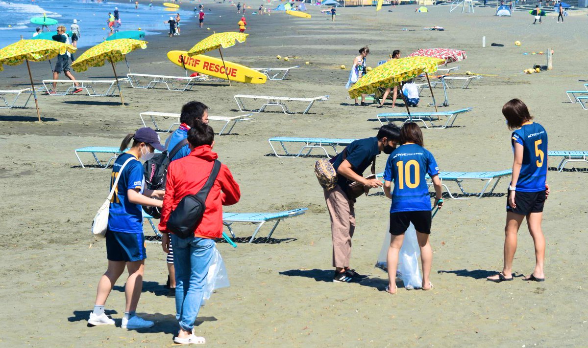 7mahocheru's tweet photo. 江の島FCビーチクリーン🏖🧹

ご協力していただいたサポーターの皆さまありがとうございました！

グラウンドでのサッカーだけじゃなく、海や地域のために一生懸命汗を流せる集団でありたいと改めて感じました🐟 https://t.co/HKj8BpvoJy