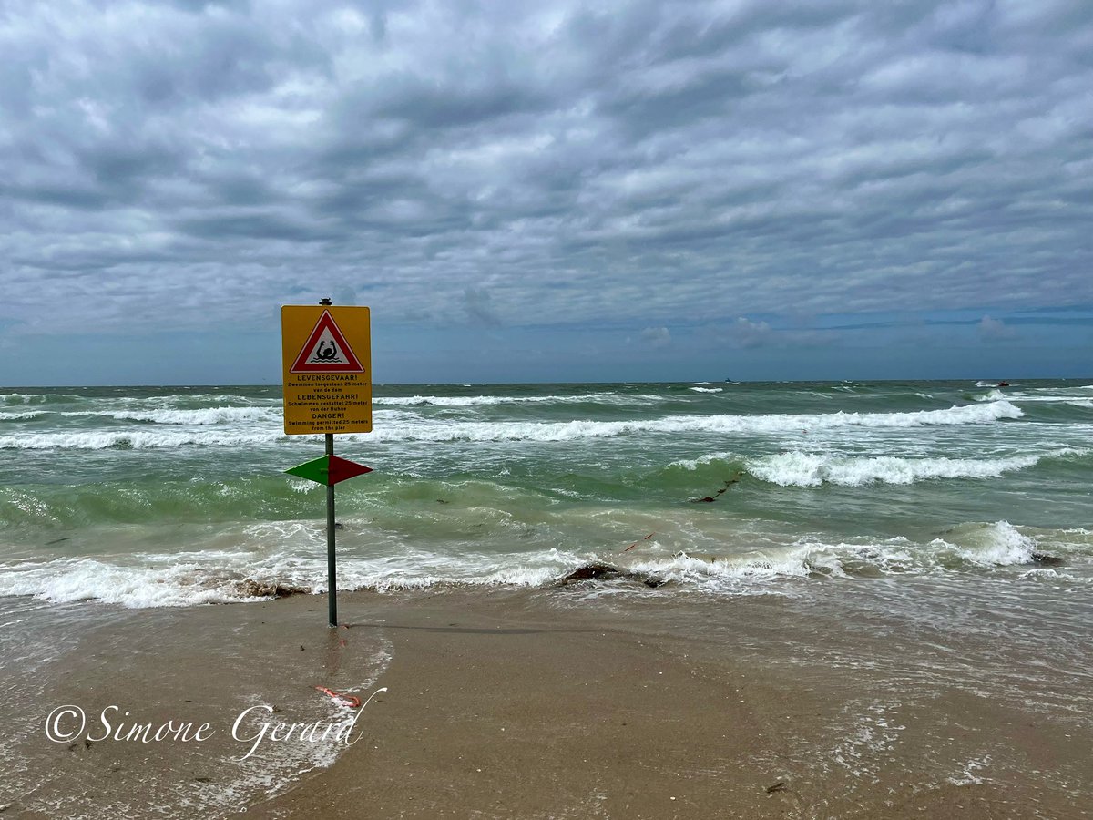 SMGfoto's tweet photo. Wel met respect hè… tis geen zwembad #muien #strand #callantsoog https://t.co/db2JV1pIo5