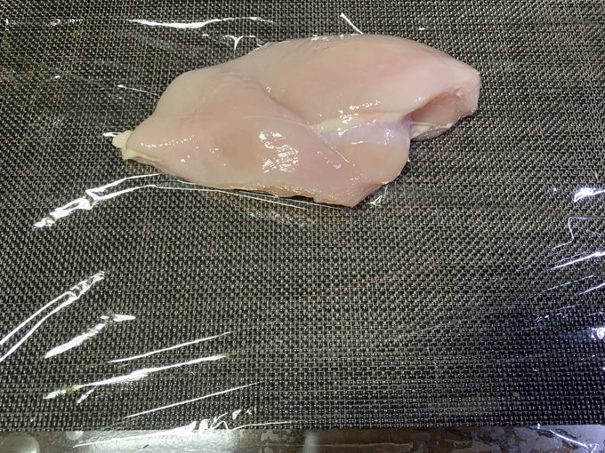 鶏胸肉、ラップでくるくるー!!って巻いて沸いてるお湯にいれて、再沸騰させてから蓋してお湯の温度が人肌になるまで放置するだけでジューシーでおいしい鶏ハムになるからすき 毎回2kg強作ってる 冷蔵庫で4〜5日は持つのでおすすめです 