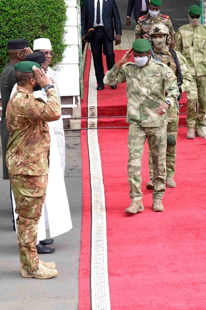 GoitaAssimi's tweet image. Je rencontre, à partir de ce matin et pour deux journées, les gouverneurs des régions. Nous échangerons sur des questions relatives à la bonne marche de la transition, dans un contexte marqué par des échéances cruciales pour notre pays.