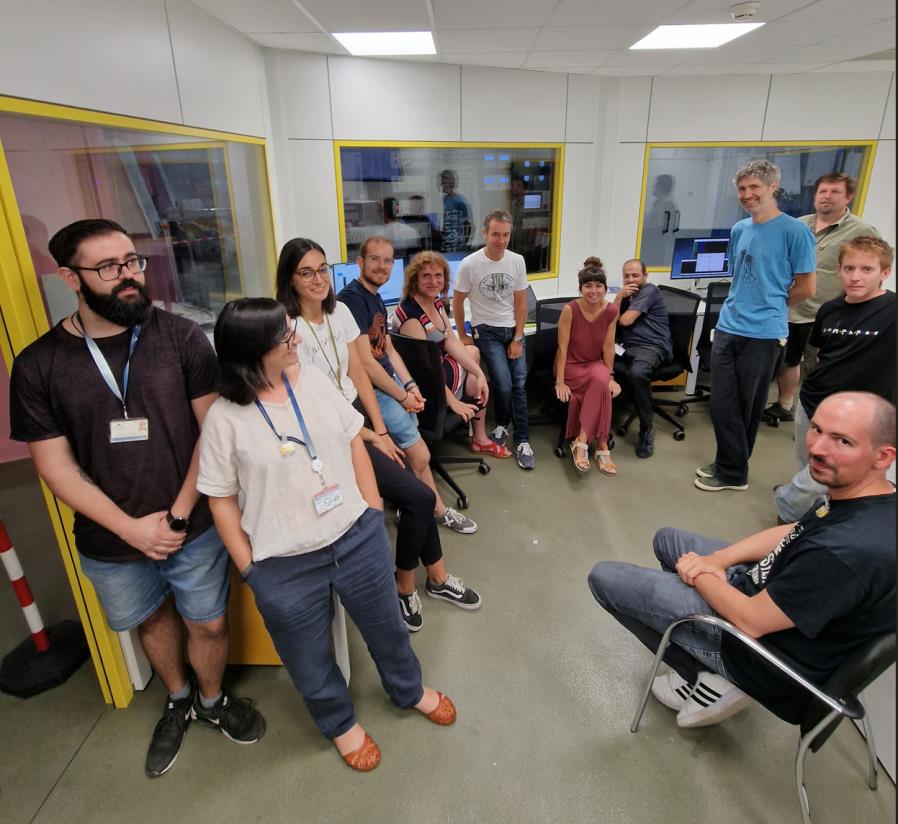ALBAsynchrotron's tweet photo. 📺What are we watching on the TV? The first #photons at our new #beamline XAIRA!! 🎉🎉

No, no estem mirant cap sèrie ni un partit de futbol.
Esperàvem que aparegués a la pantalla la primera #llumdesincrotro a la nova línia de llum #XAIRA🥳 https://t.co/vxp0IlS8Pn