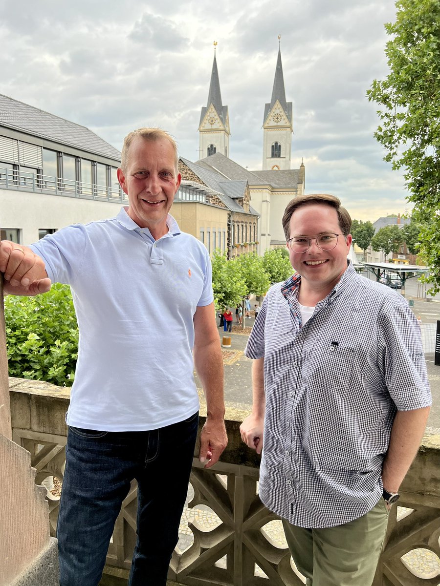 BadziongPascal's tweet photo. #Bürgermeister Maximilian Mumm und ich haben über die Verbandsgemeinde #Maifeld, unseren Weg in die #Politik und die Arbeit in der Verwaltung gesprochen. Und ganz wichtig: wir haben sehr viel gelacht 😄. 
Vielen Dank für den herzlichen Empfang und das angenehme Gespräch. https://t.co/kg8onjItKO