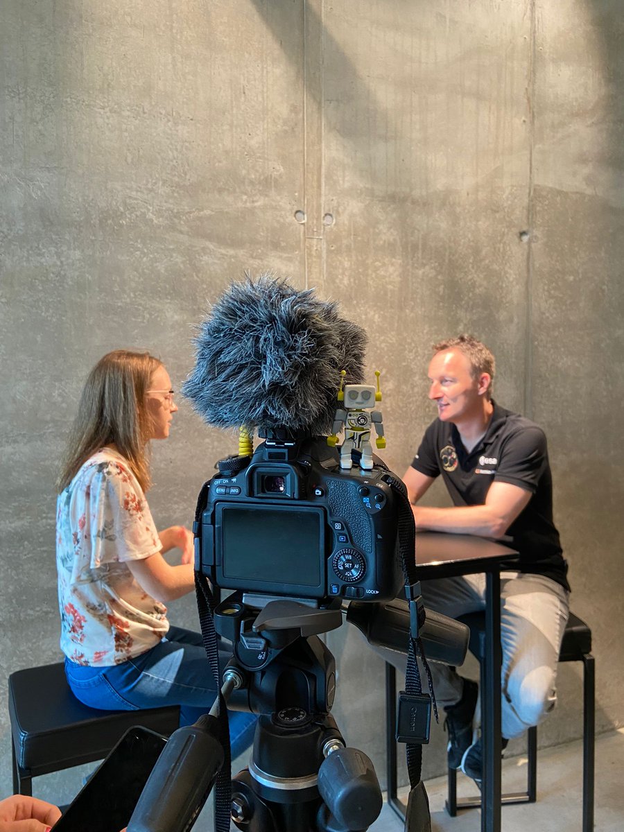 ROBertknows_PM's tweet photo. I can tell you one thing: With @astro_matthias as a friend, you really get around much. Recently we were at the #EstonianSpaceFestival in #Tallinn and signed autographs together. Great, isn't it? #ROBertknows #ESAxPLAYMOBIL 💙 https://t.co/5t1K0nzlPm