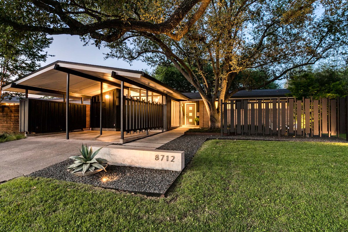 I love the simplicity of this fence!
.
A Mid-Century Modern with the Most Spectacular Live Oak Tree You'll Ever See. Via @Dmagazine. bit.ly/dallas-mcm
.
.
.
#makeitmidcentury #midcenturydallas #midcenturyhome