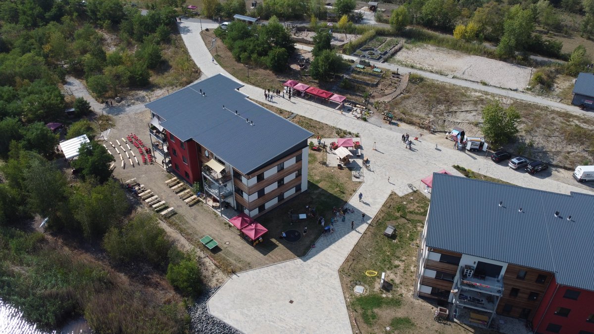 justiz_sachsen's tweet photo. #Vollzug modern und menschlich? Das ist unser Ziel in #Sachsen. Wie das geht, zeigt #Seehaus Leipzig am #Hainer See. Beim #Seifenkistenrennen und einer #Bratort|Wurst konnte am WE die Einrichtung kennengelernt werden. Mehr zum Vollzug in Sachsen: https://t.co/umNQMBZvcD https://t.co/OYsDGhuSan