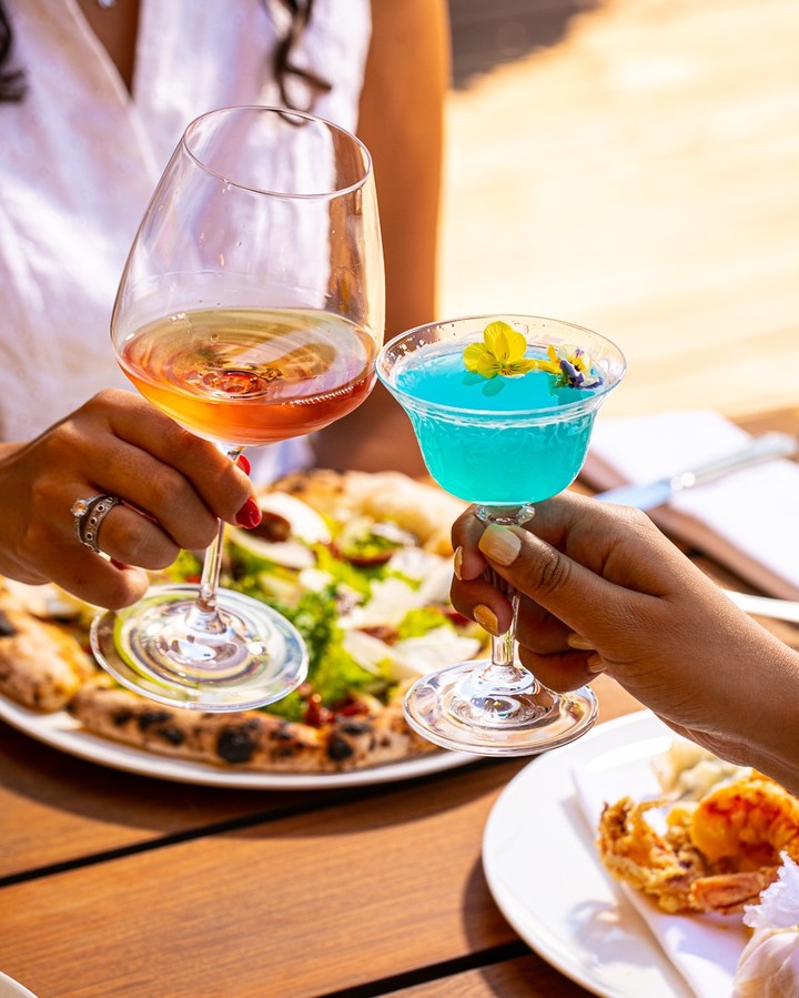 Those who know Campania know, nothing is spared here. Starred dishes, splendid terraces and breathtaking sunsets make for unforgettable evenings.🌅 

📷 IG capripalace

#LiveItalian #ilikeitaly #YourItalianPOV