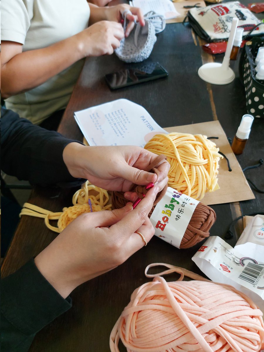 SheillaMasusita's tweet photo. Alhamdulillah workshop crochet hari Minggu lalu berjalan lancar. Walaupun di awal-awal penuh drama, akhirnya peserta bisa menyelesaikan juga😂🤭 #workshop #crochetforbeginner https://t.co/iUu1PKfHzs