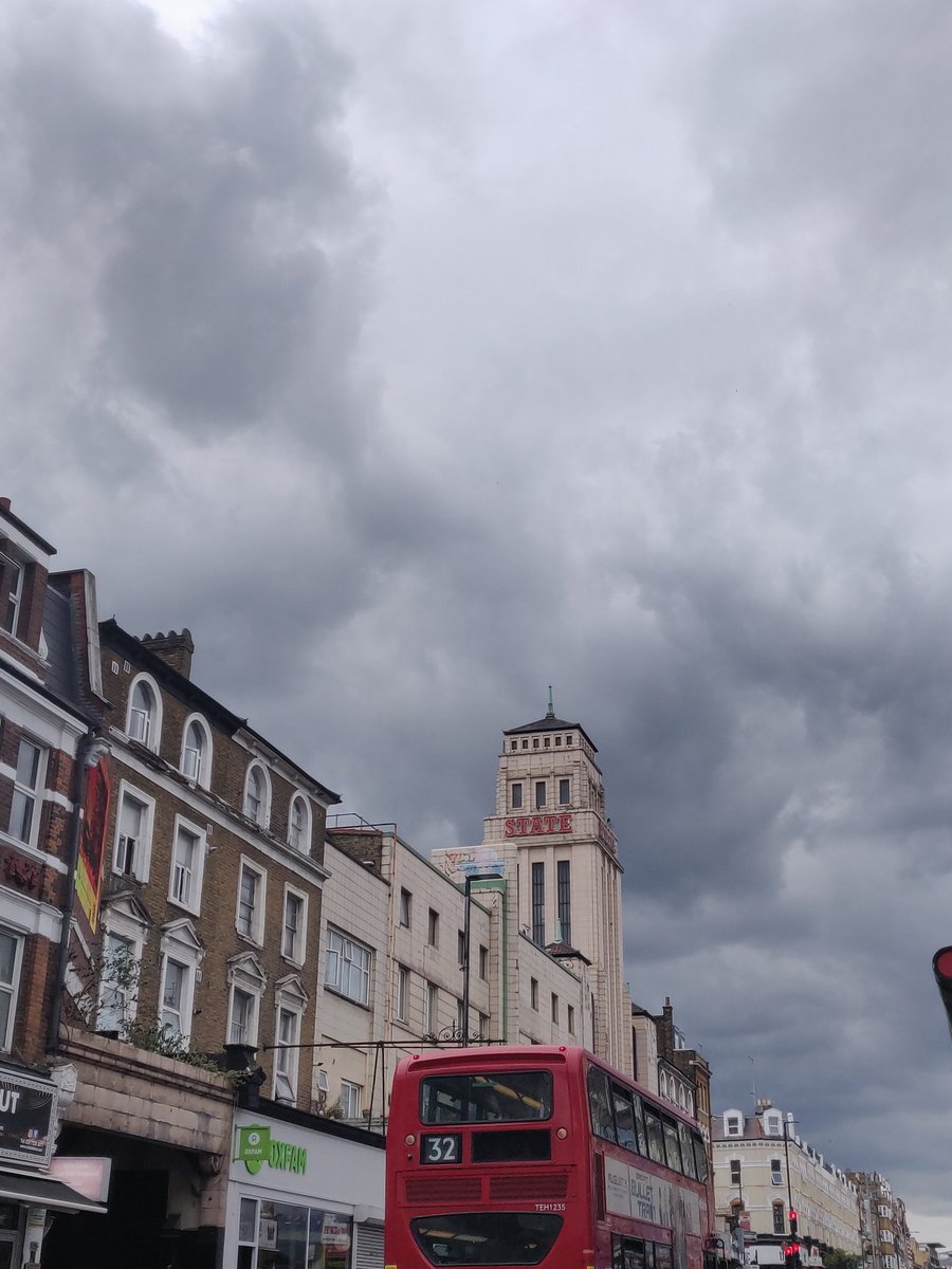 LifeInKilburn's tweet photo. Dark menacing clouds. We will get some rain? https://t.co/TIcmp3k1NW