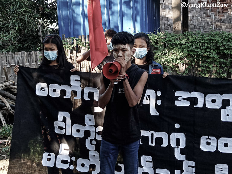 "တော်လှန်ရေး အတွက်လုပ်နေတာ ငါတို့သရဏဂုံမတင်နိုင်ဘူး မင်းတို့သတ်ချင်ဒီတိုင်းသတ်" ချင်းတွင်းမြစ်အနောက်ဘက်ကမ်း ပြည်သူများ ချီတက်ဆန္ဒပြ
=============

#Mizzima 
#စစ်ကိုင်းတိုင်း 
#ချင်းတွင်းမြစ်
#သပိတ်ကော်မတီ
#ချီတက်ဆန္ဒပြ 
#SpringRevolution 

Photos-AungKhantZaw